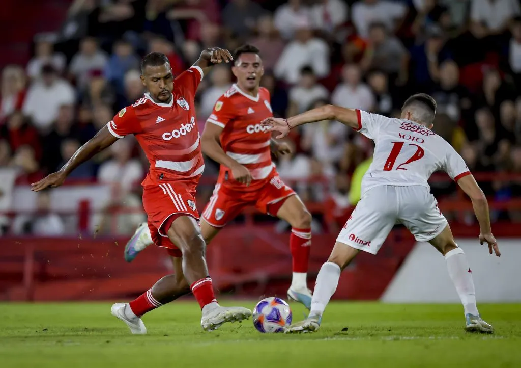 Guillermo Soto marca al delantero venezolano Salomón Rondón en un partido entre River Plate y Huracán en Argentina. (Marcelo Endelli/Getty Images).