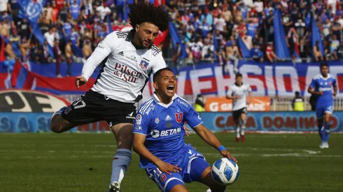 Peluca Falcón lucha una pelota con Cristian Palacios en un Superclásico entre la U y Colo Colo jugado en Talca.