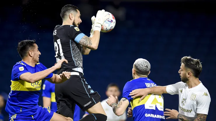 BUENOS AIRES, ARGENTINA - AUGUST 29: Gabriel Arias goalkeeper of Racing Club catches the ball during a match between Boca Juniors and Racing Club as part of Torneo Liga Profesional 2021 at Estadio Alberto J. Armando on August 29, 2021 in Buenos Aires, Argentina. (Photo by Marcelo Endelli/Getty Images)