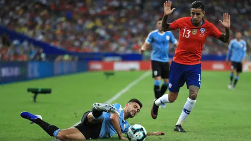 Giorgian de Arrascaeta disputa un balón con su compañero de equipo Erick Pulgar, aunque fue en la Copa América 2021, cuando aún no jugaban juntos.