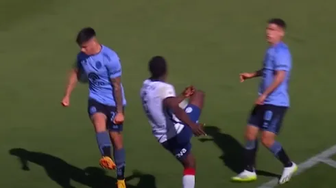 Álex Ibacache tocó el balón con su brazo y el juez del debut de la Roja en las Clasificatorias pitó penal.