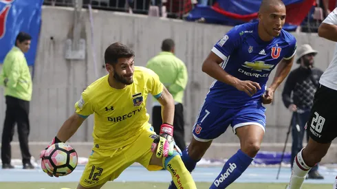 Futbol, Universidad de Chile vs Colo Colo. Novena fecha, campeonato de Clausura 2016/17. El jugador de Colo Colo Paulo Garces, izquierda, controla la pelota durante el partido de primera division disputado contra Universidad de Chile en el estadio Nacional en Santiago, Chile. 08/04/2017 Martin Thomas/Photosport ************* Football, Universidad de Chile vs Colo Colo. Ninth date, Closure Championship 2016/17. Colo Colo's player Paulo Garces, left, controls the ball during the first division football match played against Universidad de Chile at the Nacional stadium in Santiago, Chile. 08/04/2017. Martin Thomas/Photosport