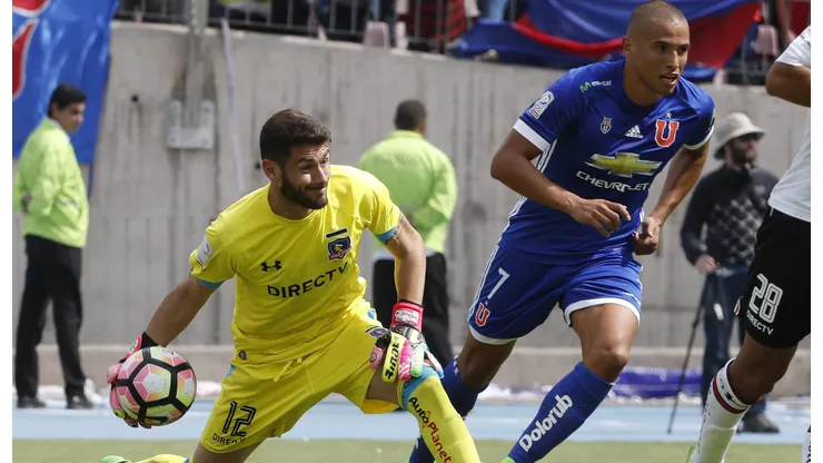 Futbol, Universidad de Chile vs Colo Colo. Novena fecha, campeonato de Clausura 2016/17. El jugador de Colo Colo Paulo Garces, izquierda, controla la pelota durante el partido de primera division disputado contra Universidad de Chile en el estadio Nacional en Santiago, Chile. 08/04/2017 Martin Thomas/Photosport ************* Football, Universidad de Chile vs Colo Colo. Ninth date, Closure Championship 2016/17. Colo Colo's player Paulo Garces, left, controls the ball during the first division football match played against Universidad de Chile at the Nacional stadium in Santiago, Chile. 08/04/2017. Martin Thomas/Photosport