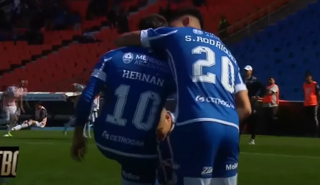 La celebración de Hernán López Muñoz con su compañero, el chileno Thomas Galdames, quien hizo de lustrabotas. (Captura ESPN).