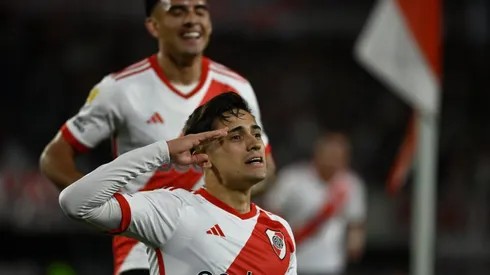 Pablo Solari festeja su doblete en el Monumental.