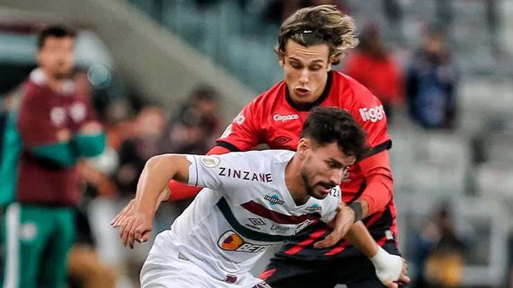 Arturo Vidal fue titular en el empate del Paranaense ante Fluminense.