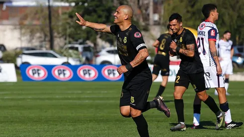 Humberto Suazo sigue moviendo redes en Primera B.