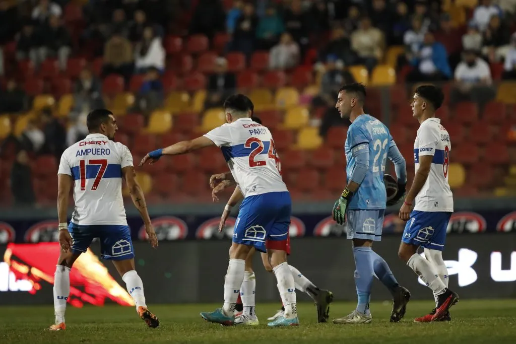 La intervención de Alfonso Parot para apaciguar los ánimos de Branco Ampuero y Nicolás Peranic. (Jonnathan Oyarzun/Photosport).