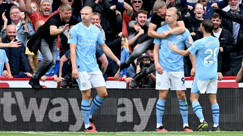 Un hincha del City no pudo contener la emoción tras el gol de Haaland y se lanzó sobre él a celebrar. La seguridad rápidamente lo sacó.