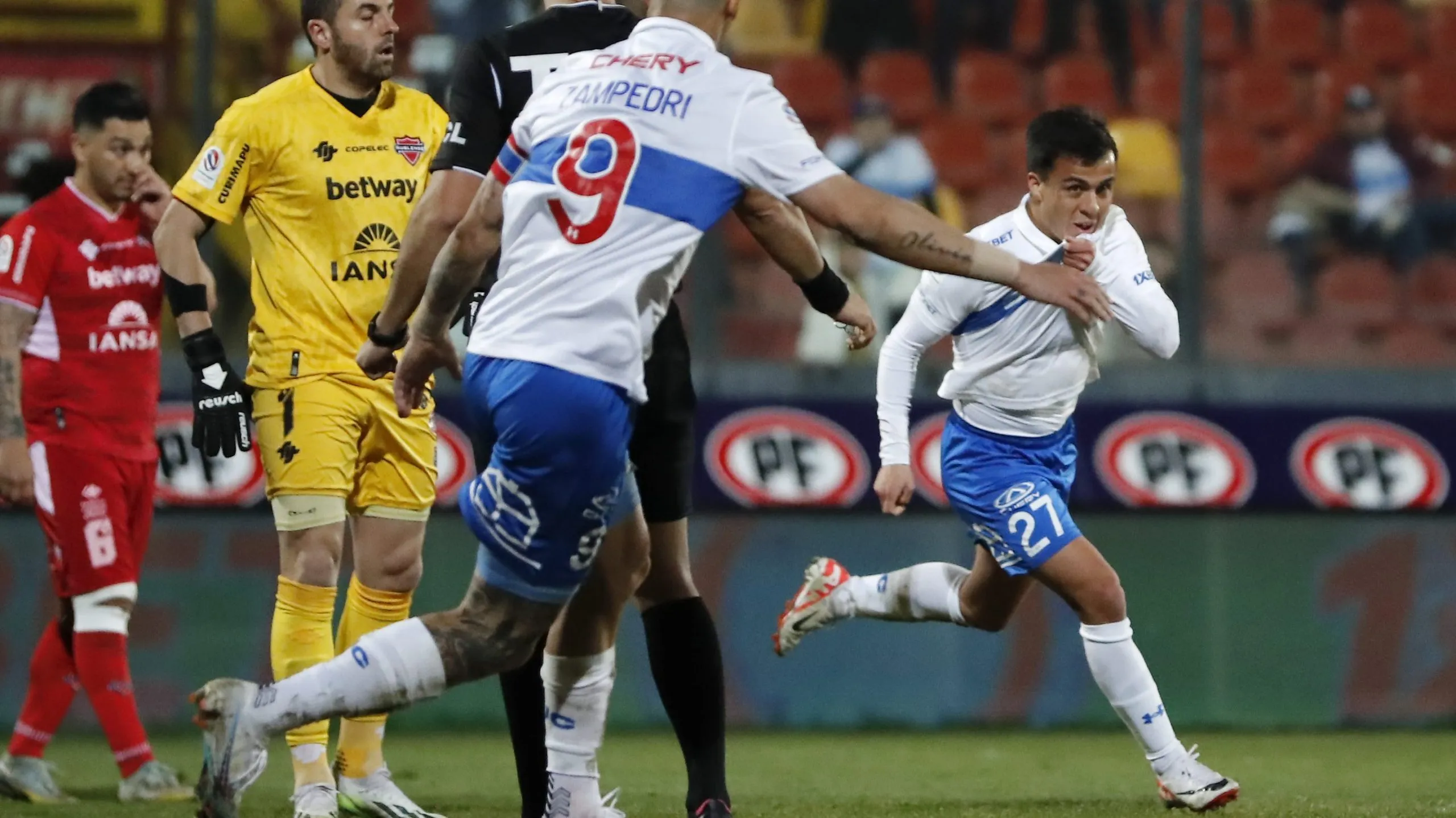 Jorge Ortiz anotó su primer gol como profesional junto a Universidad Católica. (Felipe Zanca/Photosport)