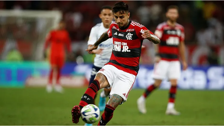 Erick Pulgar titular en Flamengo ante el Inter de Charles Aránguiz.