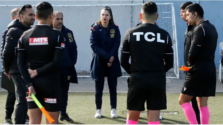 Personal de Unión Española y los árbitros previo al juego ante Barnechea.