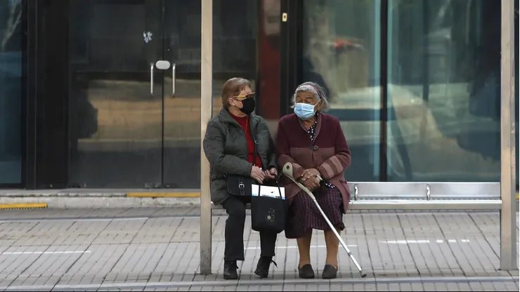 Adultas mayores esperando el transporte público.