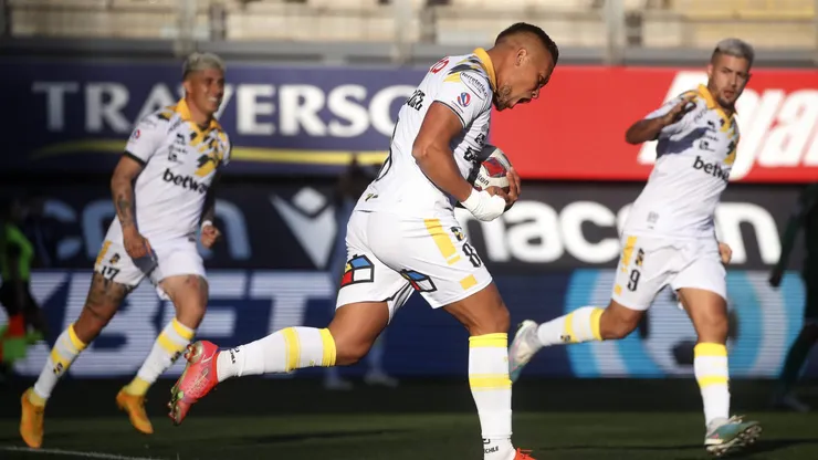 Javier Parraguez celebra tras anotar el gol de Coquimbo Unido