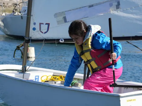 Escolares navegaron donde se disputará la vela en Santiago 2023