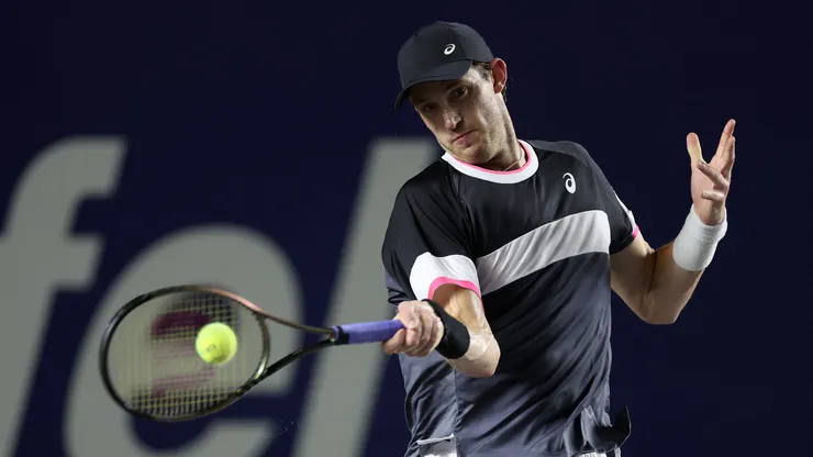SAN JOSÉ DEL CABO, MEXICO - AUGUST 03: Nicolas Jarry of Chile returns a shot to Stefanos Tsitsipas of Greece during the Mifel Tennis Open by Telcel Oppo at Cabo Sports Complex on August 03, 2023 in San José del Cabo, Mexico. (Photo by Matthew Stockman/Getty Images)