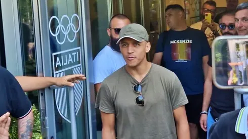 Los hinchas fueron a recibir al Niño Maravilla.