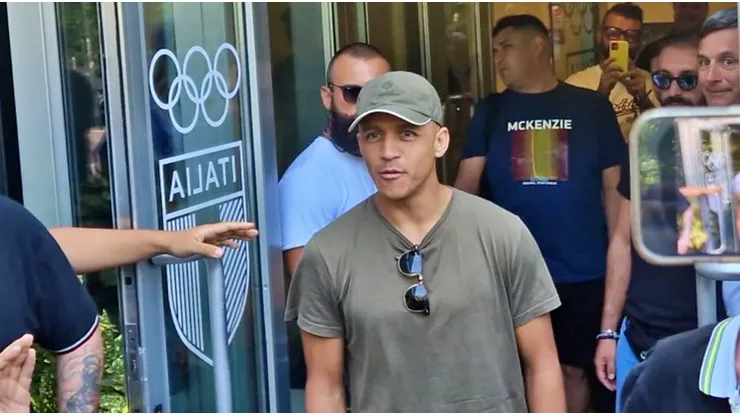Los hinchas fueron a recibir al Niño Maravilla.