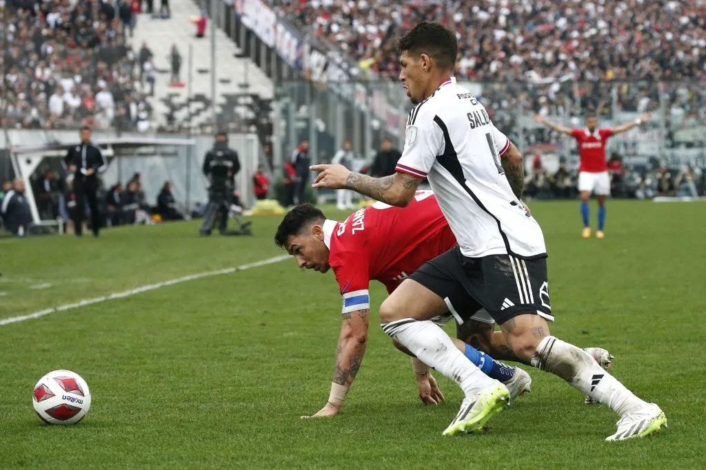 Alan Saldivia lucha un balón con Fernando Zampedri en la final de vuelta de la Zona Centro Norte de Copa Chile: Colo Colo se impuso 1-0 a la UC. (Javier Salvo/Photosport).