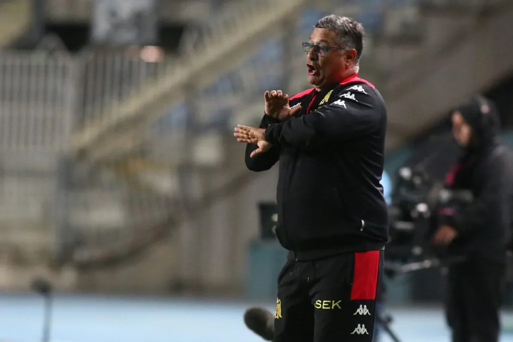 Ronald Fuentes da indicaciones en Unión Española. (Jorge Loyola/Photosport).