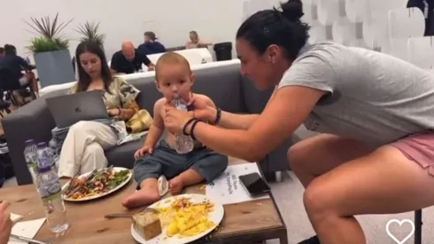 La tunecina Ons Jabeur regalonea a Juanito Jarry, hijo de Nicolás, en el circuito del tenis internacional.