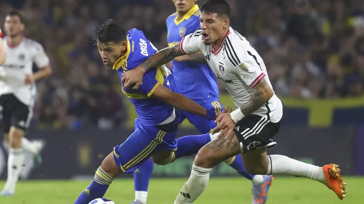 Alan Saldivia lucha un balón con Óscar Romero en el duelo que Colo Colo cayó ante Boca Juniors en Argentina.