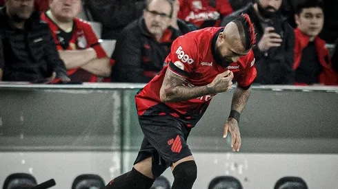 Arturo Vidal salió rengueando en el duelo del Paranaense.