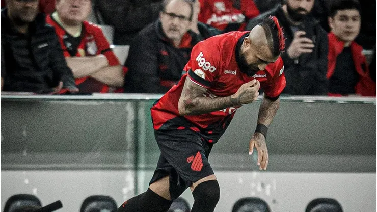 Arturo Vidal salió rengueando en el duelo del Paranaense.