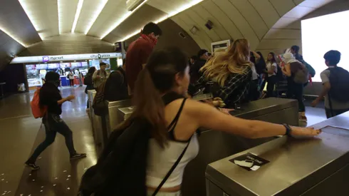 Hacen llamado a una evasión masiva tras el alza del transporte público.