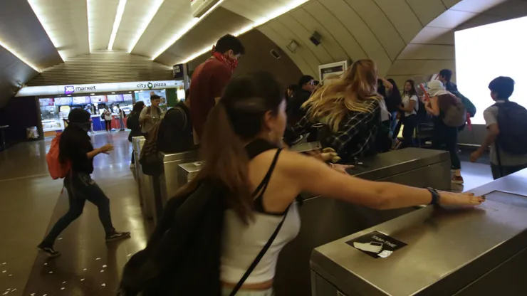 Hacen llamado a una evasión masiva tras el alza del transporte público.