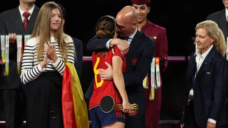 Rubiales está en la polémica por su manera de festejar con las jugadoras de España