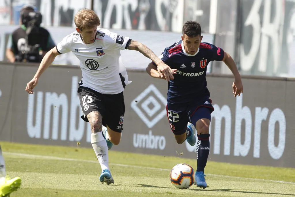 Otra imagen de Leo Fernández en el Superclásico del 5 de octubre de 2019, el día del gol 216 de Esteban Paredes en primera división. El uruguayo lucha un balón con el argentino Iván Rossi. (Ramón Monroy/Photosport).