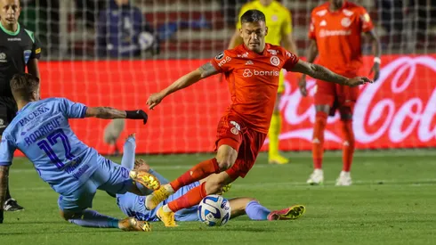 Charles Aránguiz e Inter de Porto Alegre van a semifinales de Copa Libertadores. Dejan en el camino al Bolívar de Ronnie Fernández.