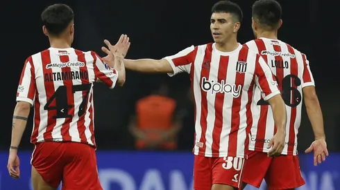Javier Altamirano recibe las felicitaciones de Jorge Rodríguez, compañero en Estudiantes de La Plata.