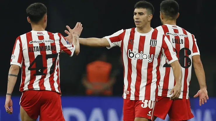 Javier Altamirano recibe las felicitaciones de Jorge Rodríguez, compañero en Estudiantes de La Plata.