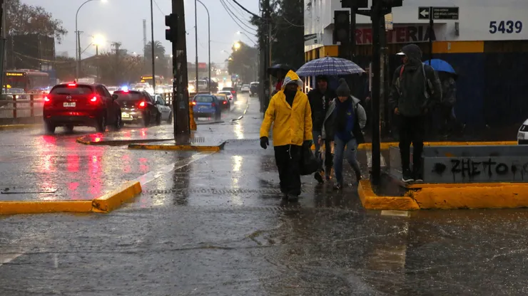Santiago, 22 junio 2023. Gran Avenida se encuentra inundada por las lluvias en la capital Marcelo Hernandez/Aton Chile