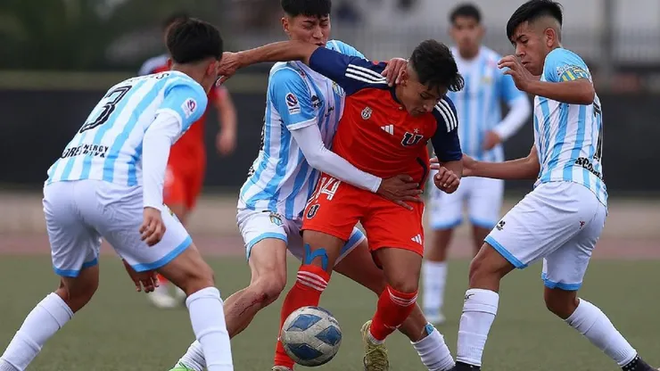 Sergio Leiva tolera la marca de tres jugadores de Magallanes. La Academia le dio vuelta el partido al cuadro de Proyección de la U.