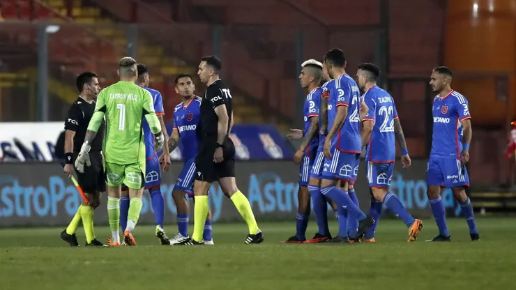 El trabajo de Nicolás Millas en el duelo entre la U y Curicó generó críticas desde los azules.