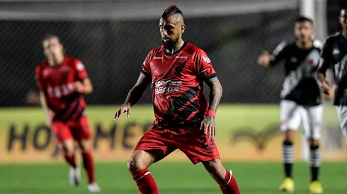 Arturo Vidal sigue sin convencer a la prensa brasileña en Athletico Paranaense.