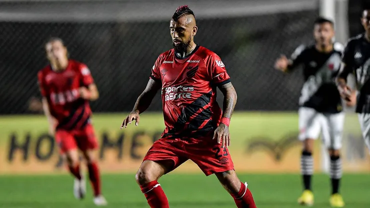 Arturo Vidal sigue sin convencer a la prensa brasileña en Athletico Paranaense.