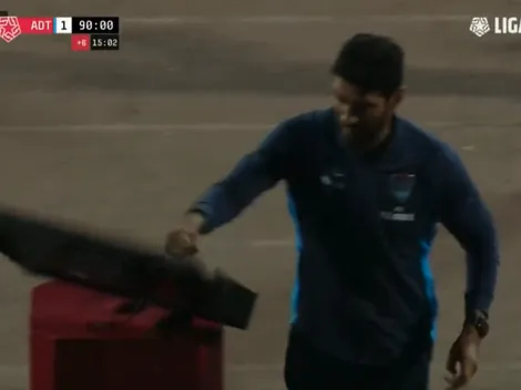 La noche de furia del Loco Abreu: Destruye el VAR a combos en Perú