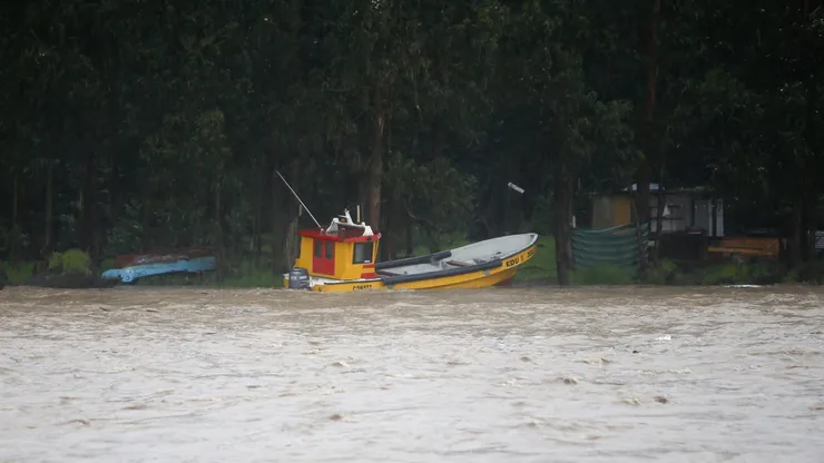 Crecida del río Maule en el sector de Constitución y Quivolgo.