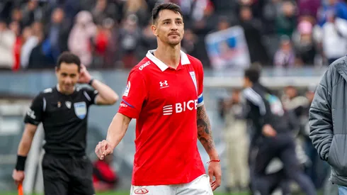 El momento preciso en que Zampedri hace provocador gesto a hinchas de Colo Colo.