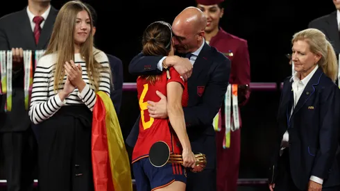 Luis Rubiales bastante efusivo en título de España en Mundial Femenino.