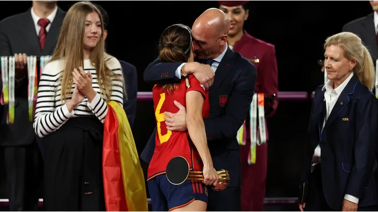 Luis Rubiales bastante efusivo en título de España en Mundial Femenino.