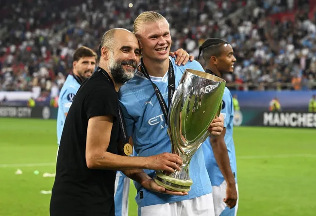 Guardiola sumó una nueva copa con el Manchester City al ganar la Supercopa de Europa. | Foto: Getty Images.
