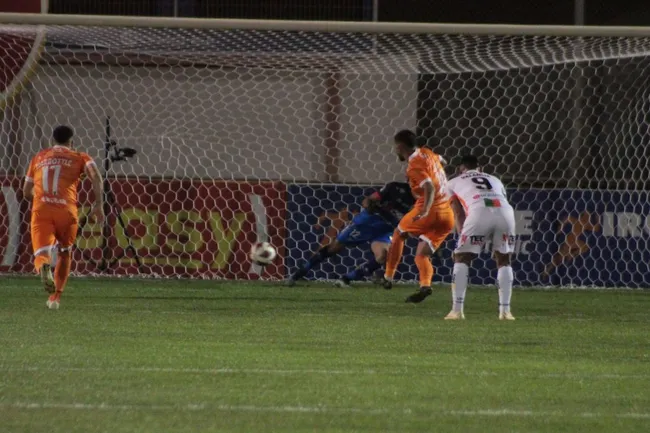 El penal de Ignacio Jara. (Oscar Tello/Photosport)