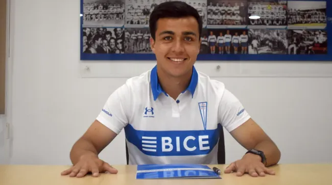 Jorge Ortiz tras firmar su primer contrato en la UC. (Cruzados).