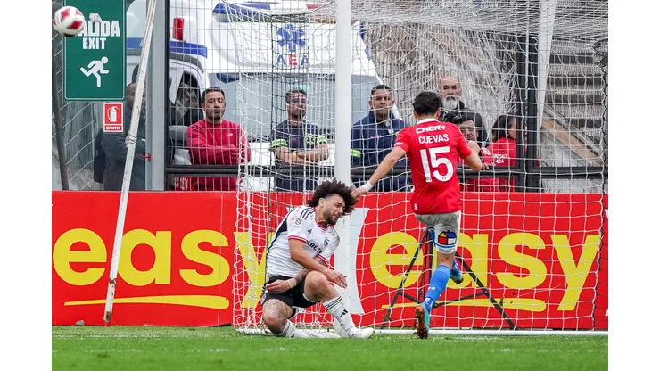 Maxi Falcón evitó de manera espectacular el empate de la UC, que lo tuvo en sus pies Cristián Cuevas. ¡El Peluca se ganó una ovación!