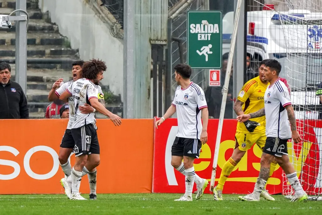 El capitán de Colo Colo, Esteban Pavez, también felicitó con fervor al salvador Peluca Falcón. (Guille Salazar/RedGol).
